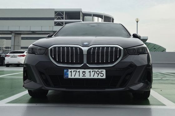 BMW 5-Series 530e M Sport — пробег 56 232 км — фото 1 из 5