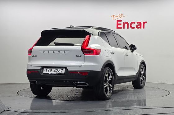 Volvo XC40 T4 R-Design — пробег 137 097 км — фото 2 из 5