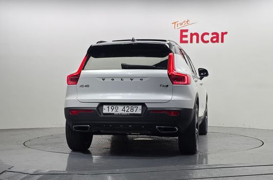 Volvo XC40 T4 R-Design — пробег 137 097 км — фото 4 из 5
