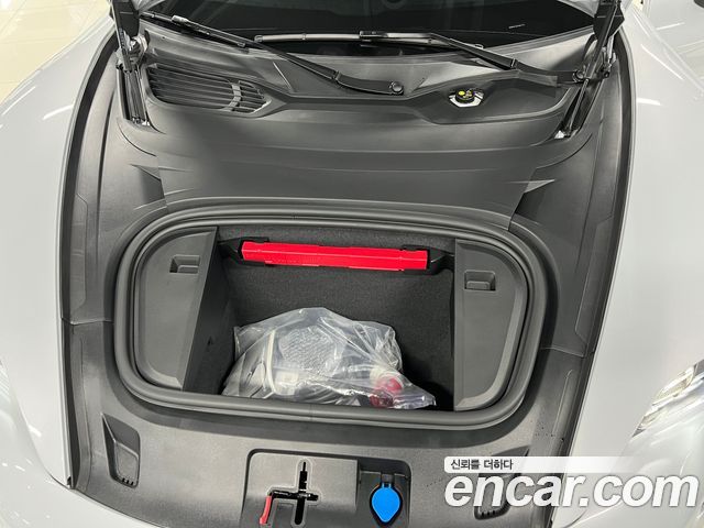 Porsche Taycan 4S Cross Turismo — пробег 4 200 км — фото 5 из 5