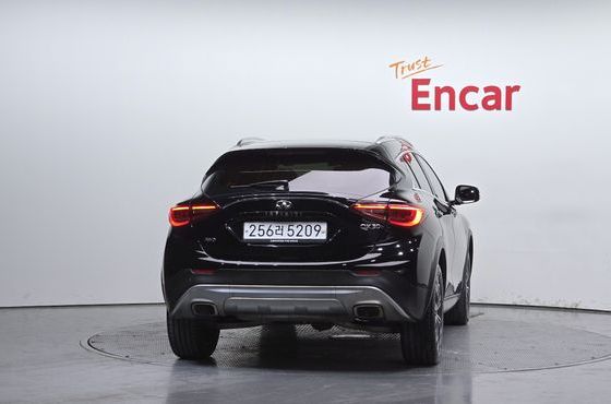 Infiniti QX30 2.0 Essential AWD — пробег 88 989 км — фото 4 из 5