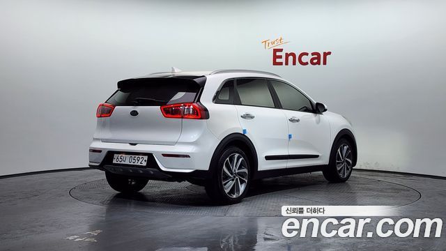 Kia Niro Prestige — пробег 124 520 км — фото 2 из 5