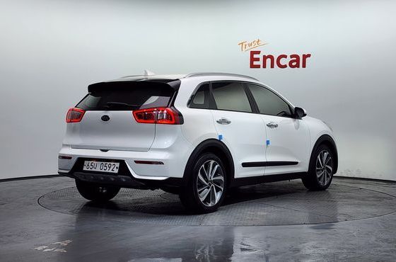 Kia Niro Prestige — пробег 124 520 км — фото 2 из 5
