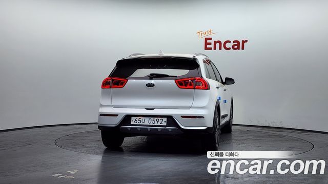 Kia Niro Prestige — пробег 124 520 км — фото 4 из 5