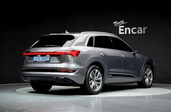 Audi e-tron 55 Quattro — пробег 60 180 км — фото 2 из 5