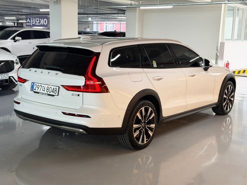 Volvo V60 B5 Ultra AWD — пробег 4 280 км — фото 2 из 5