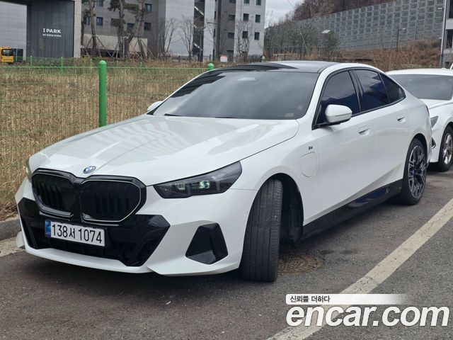 BMW 5-Series 530e xDrive M Sport Pro — пробег 30 000 км — фото 1 из 5