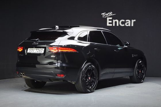 Jaguar F-PACE 20d Prestige — пробег 98 275 км — фото 2 из 5