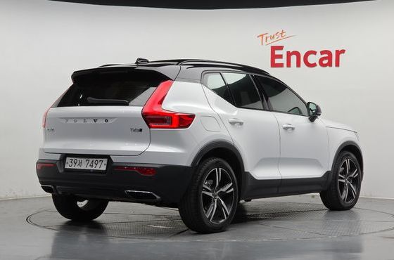 Volvo XC40 T4 R-Design — пробег 94 364 км — фото 2 из 5
