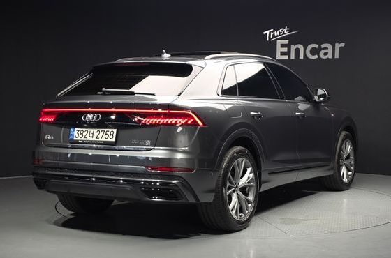 Audi Q8 55 TFSI Quattro Premium — пробег 42 835 км — фото 2 из 5
