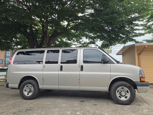Chevrolet Express Van 6.0 — пробег 80 731 км — фото 3 из 5
