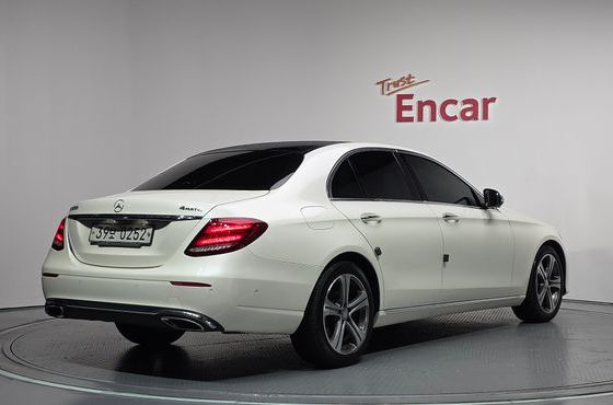 Mercedes-Benz E-Class E300 4MATIC Avnatgarde — пробег 95 362 км — фото 2 из 5