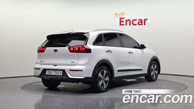 Kia Niro Luxury — пробег 90 913 км — фото 2 из 5