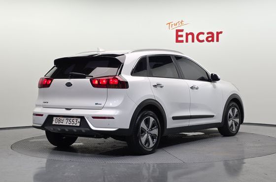 Kia Niro Luxury — пробег 90 913 км — фото 2 из 5