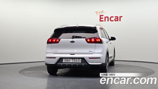 Kia Niro Luxury — пробег 90 913 км — фото 4 из 5