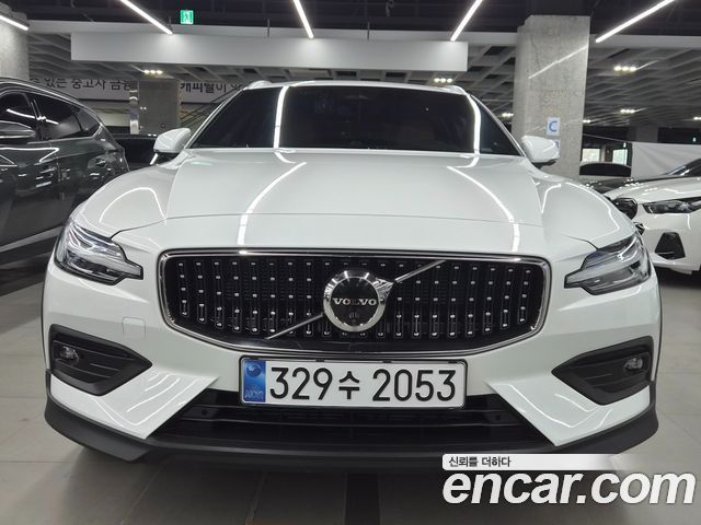 Volvo V60 B5 Ultimate AWD — пробег 28 000 км — фото 1 из 5