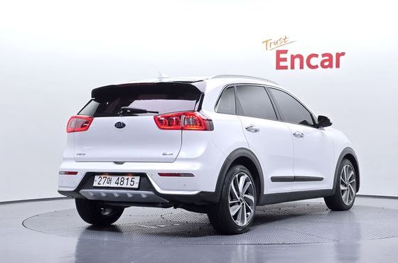 Kia Niro Prestige — пробег 76 556 км — фото 2 из 5