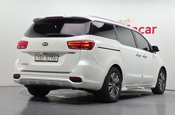 Kia Carnival 9-Seater Luxury — пробег 185 437 км — фото 2 из 5