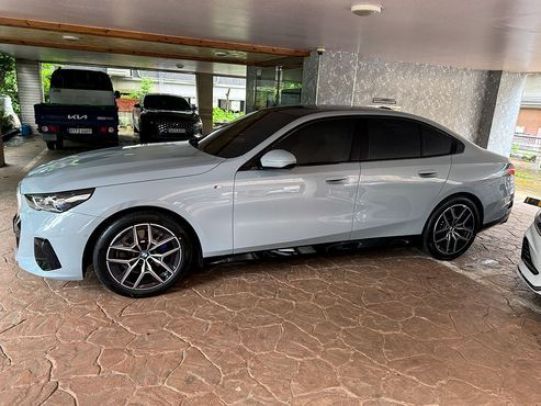 BMW 5-Series 520i M Sport — пробег 4 300 км — фото 3 из 5