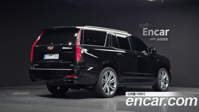 Cadillac Escalade 6.2 Sports Platinum — пробег 10 679 км — фото 2 из 5