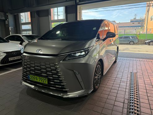 Lexus LM 500h Royal — пробег 7 827 км — фото 1 из 5