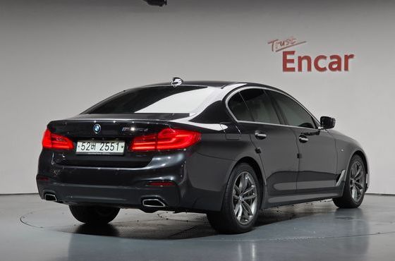 BMW 5-Series 520d M Sport Package Plus — пробег 105 855 км — фото 2 из 5