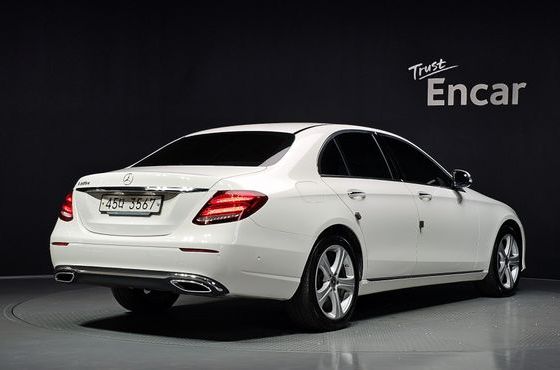 Mercedes-Benz E-Class E220d Avantgarde — пробег 133 611 км — фото 2 из 5