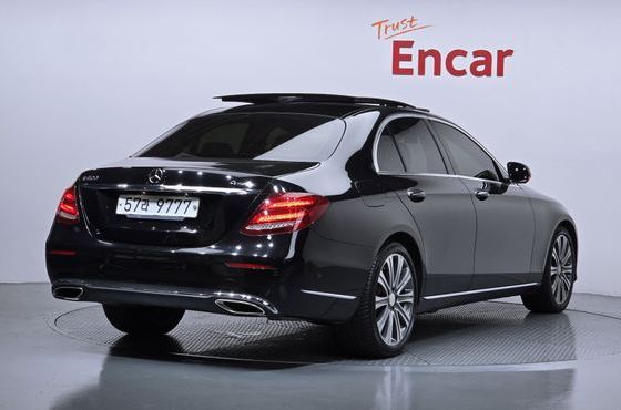 Mercedes-Benz E-Class E400 4MATIC Exclusive — пробег 215 399 км — фото 2 из 5