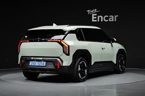 Kia EV3 Long Range 2WD Earth — пробег 6 746 км — фото 2 из 5