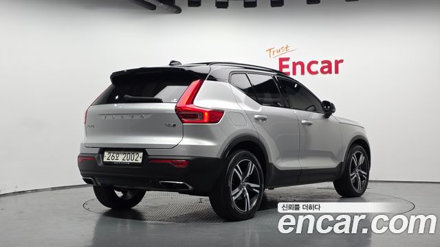 Volvo XC40 T4 R-Design — пробег 107 326 км — фото 2 из 5