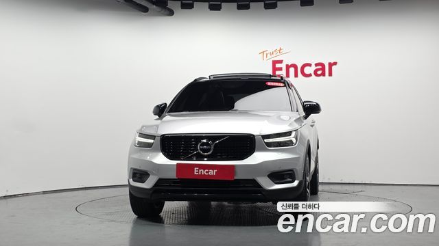 Volvo XC40 T4 R-Design — пробег 107 326 км — фото 3 из 5