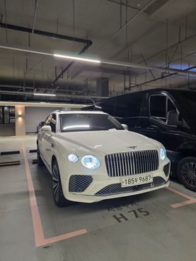Bentley Bentayga 4.0 V8 Azure — пробег 4 000 км — фото 3 из 5