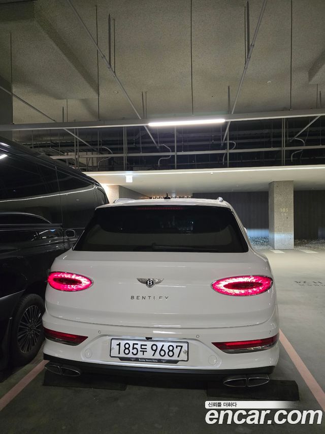Bentley Bentayga 4.0 V8 Azure — пробег 4 000 км — фото 5 из 5
