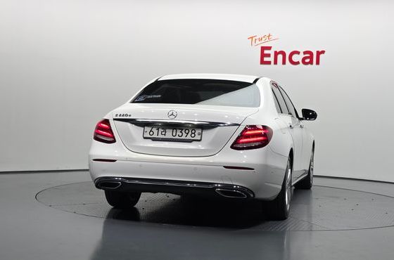 Mercedes-Benz E-Class E220d Avantgarde — пробег 105 024 км — фото 4 из 5
