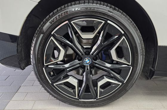 BMW iX xDrive50 Sports Plus — пробег 123 338 км — фото 5 из 5