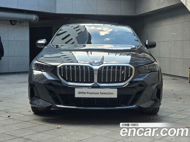 BMW i5 eDrive 40 M Sport — пробег 4 061 км — фото 3 из 5