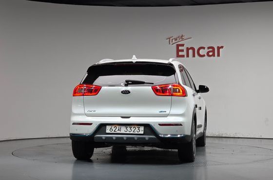 Kia Niro Prestige — пробег 77 812 км — фото 4 из 5