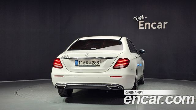 Mercedes-Benz E-Class E220d Avantgarde — пробег 110 991 км — фото 4 из 5