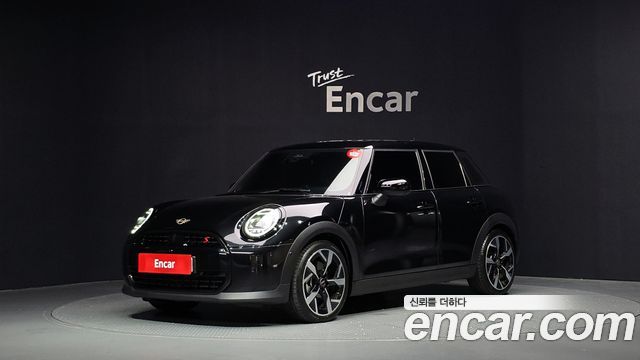 Mini Cooper 5 Door Favoured — пробег 3 553 км — фото 1 из 5
