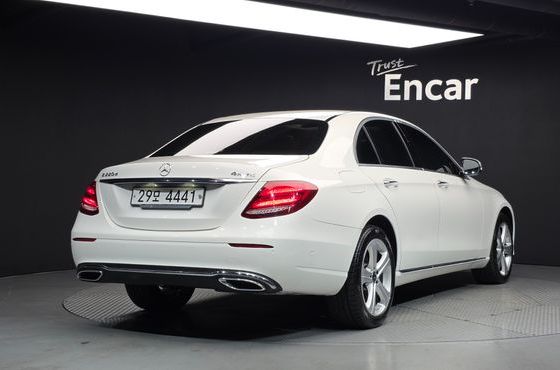 Mercedes-Benz E-Class E220d 4MATIC Avantgarde — пробег 64 536 км — фото 2 из 5
