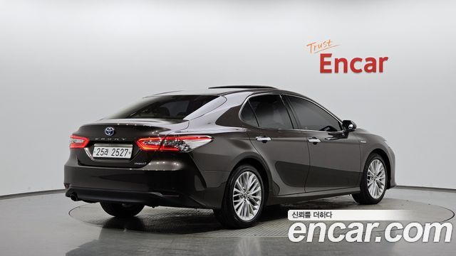Toyota Camry 2.5 XLE Hybrid — пробег 74 340 км — фото 2 из 5
