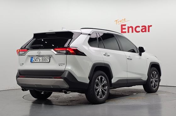 Toyota RAV4 2,5 4WD Hybrid LTD — пробег 33 254 км — фото 2 из 5