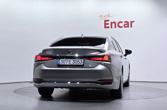 Lexus ES Executive — пробег 16 959 км — фото 4 из 5