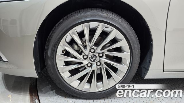 Lexus ES Executive — пробег 16 959 км — фото 5 из 5