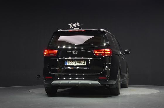Kia Carnival 9-Seater Luxury — пробег 76 899 км — фото 4 из 5