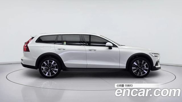 Volvo V60 B5 Ultra AWD — пробег 4 175 км — фото 4 из 5