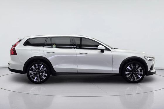 Volvo V60 B5 Ultra AWD — пробег 4 175 км — фото 4 из 5