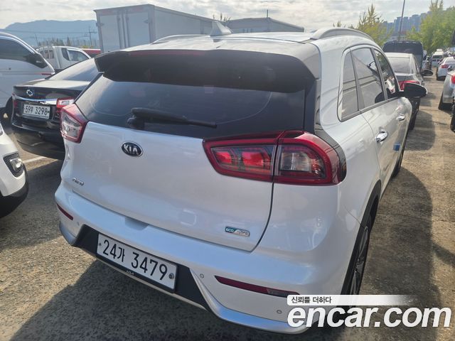 Kia Niro Prestige — пробег 74 391 км — фото 4 из 5