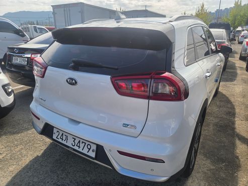Kia Niro Prestige — пробег 74 391 км — фото 4 из 5