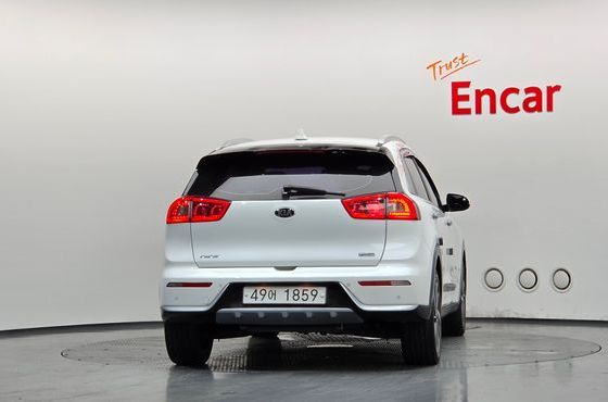 Kia Niro Prestige — пробег 73 230 км — фото 4 из 5